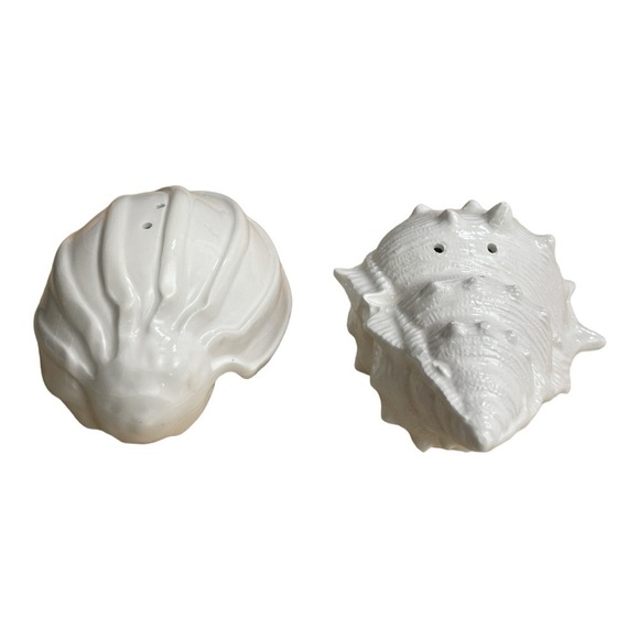 LARGE WHITE CERAMIC CONCH
SEA SHELLS SALT PEPPER
NAUTICAL OCEAN THEME DÉCOR - Picture 6 of 8